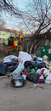 Двор на ул. Велижской в Иванове утопает в мусоре